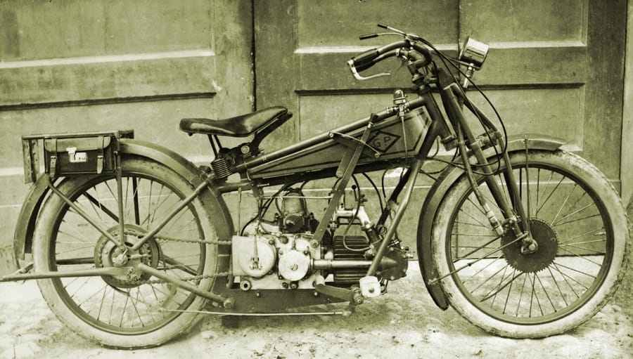 101 anni di Moto Guzzi: come è cambiato il logo dal 1921 al 2022